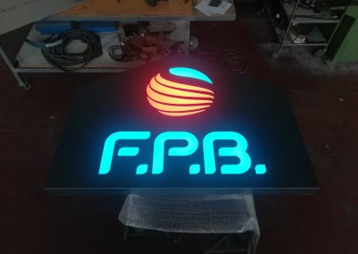 Produzione insegne luminose personalizzate Treviso